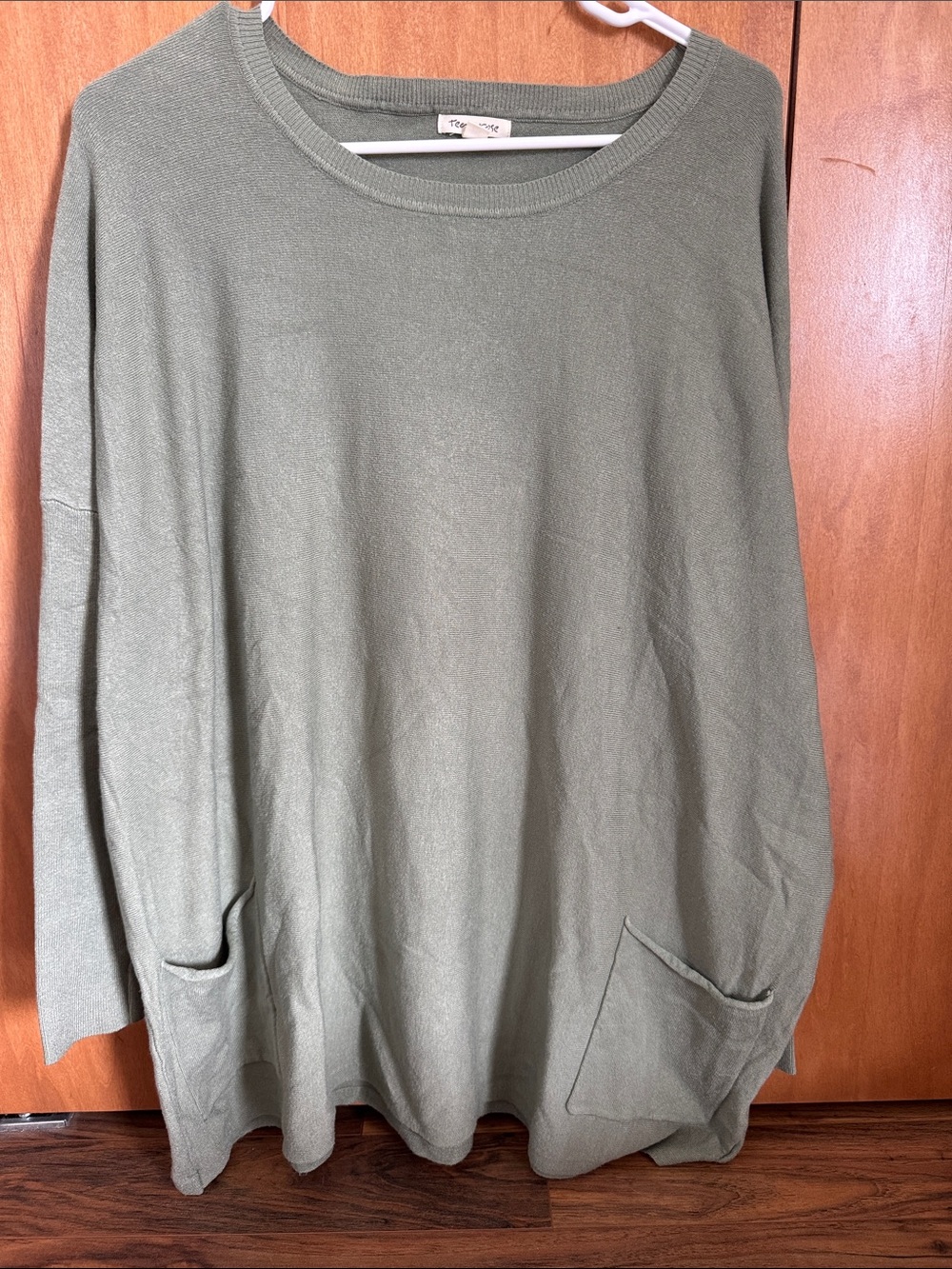 tea n rose Green Crewneck Tunic Sweater with Front Pockets